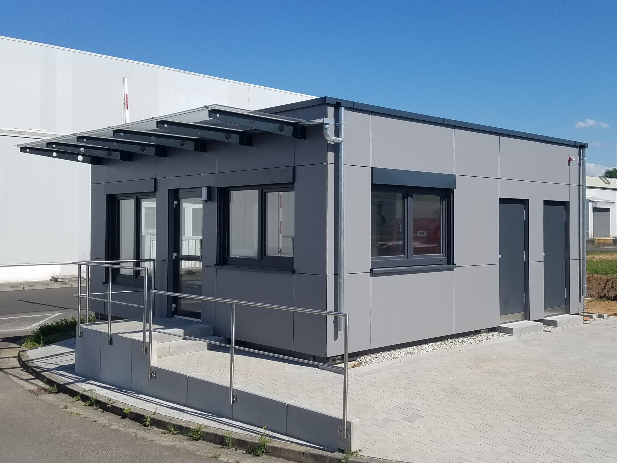 , Heinkel Modulbau (Blaubeuren) liefert hochwertige Pforte f&uuml;r ABB in Hanau, Heinkel Modulbau